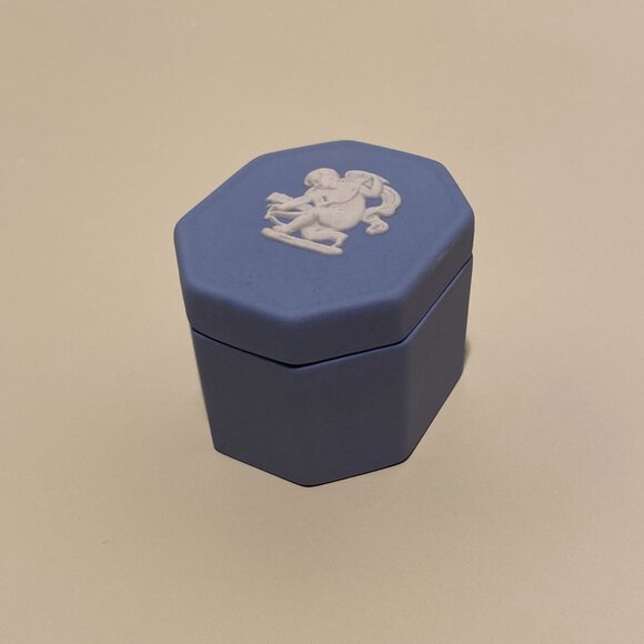 Wedgwood Blue Jasperware Small Octagonal Pill Box with White Motif - Cupid - Picture 3 of 8